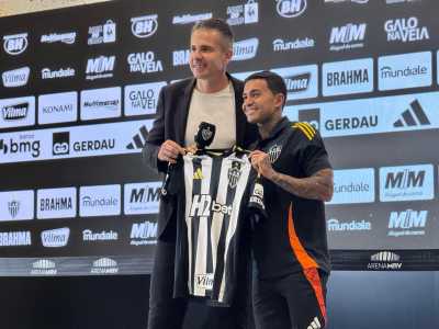 Diretor de futebol do Atlético, Victor apresentou Dudu na tarde desta terça-feira (13)