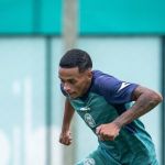 Atacante do Coritiba leva socos e garrafadas na cabeça durante festa