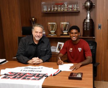 Julio Casares, presidente do São Paulo, ao lado de Lucas Ferreira, durante renovação de contrato
