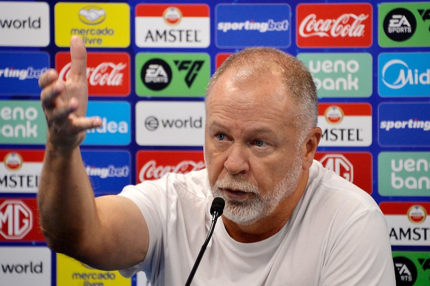 Mano Menezes admite problemas defensivos do Grêmio e busca correções