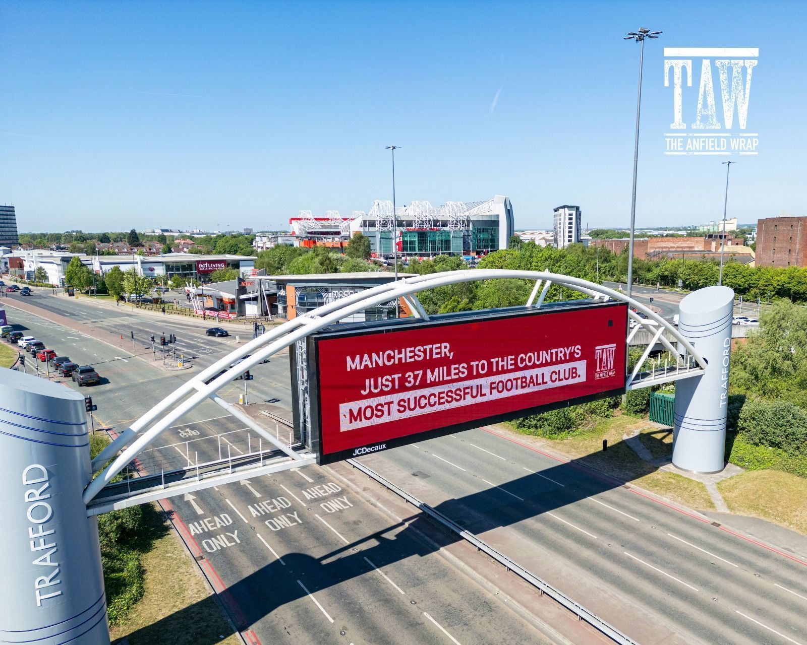 Torcedores do Liverpool provocam United com outdoor do lado de fora de Old Trafford