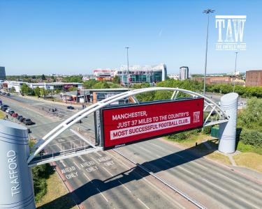 Outdoor instalado por torcedores dos Reds provocando os Red Devils