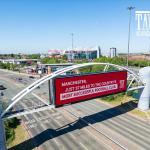 Torcedores do Liverpool provocam United com outdoor do lado de fora de Old Trafford