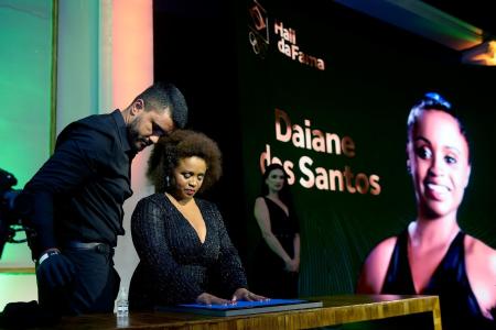 Daiane dos Santos foi homenageado e entrou no Hall da Fama do Comitê Olímpico Brasileiro (COB)