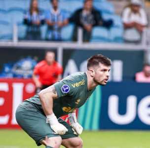 Tiago Volpi em ação em Grêmio 1x1 Godoy Cruz pela Sul-Americana