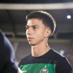 Coritiba acompanha situação de lateral que é dúvida para enfrentar o América