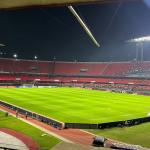 Torcedores do São Paulo são atingidos por placa e deixam estádio de ambulância