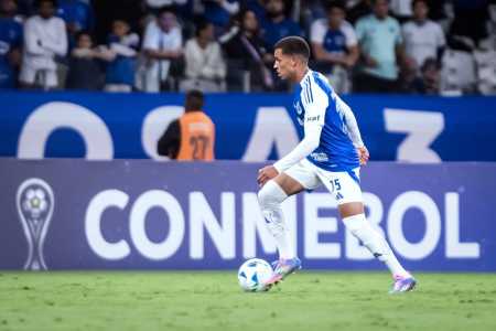Rodriguinho durante jogo pelo Cruzeiro na Copa Sul-Americana