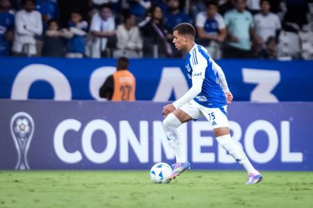 Rodriguinho durante jogo pelo Cruzeiro na Copa Sul-Americana