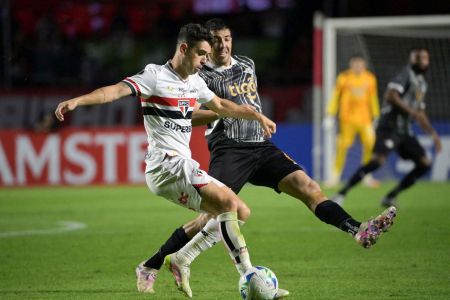 Oscar foi titular pelo São Paulo no empate com o Libertad-PAR