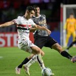 Com um a menos, São Paulo empata com Libertad-PAR e garante vaga nas oitavas da Libertadores
