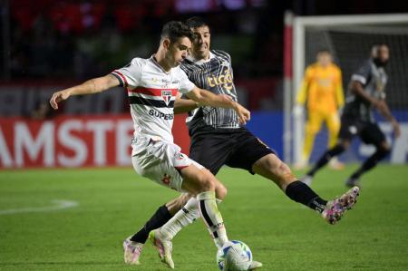 Oscar foi titular pelo São Paulo no empate com o Libertad-PAR