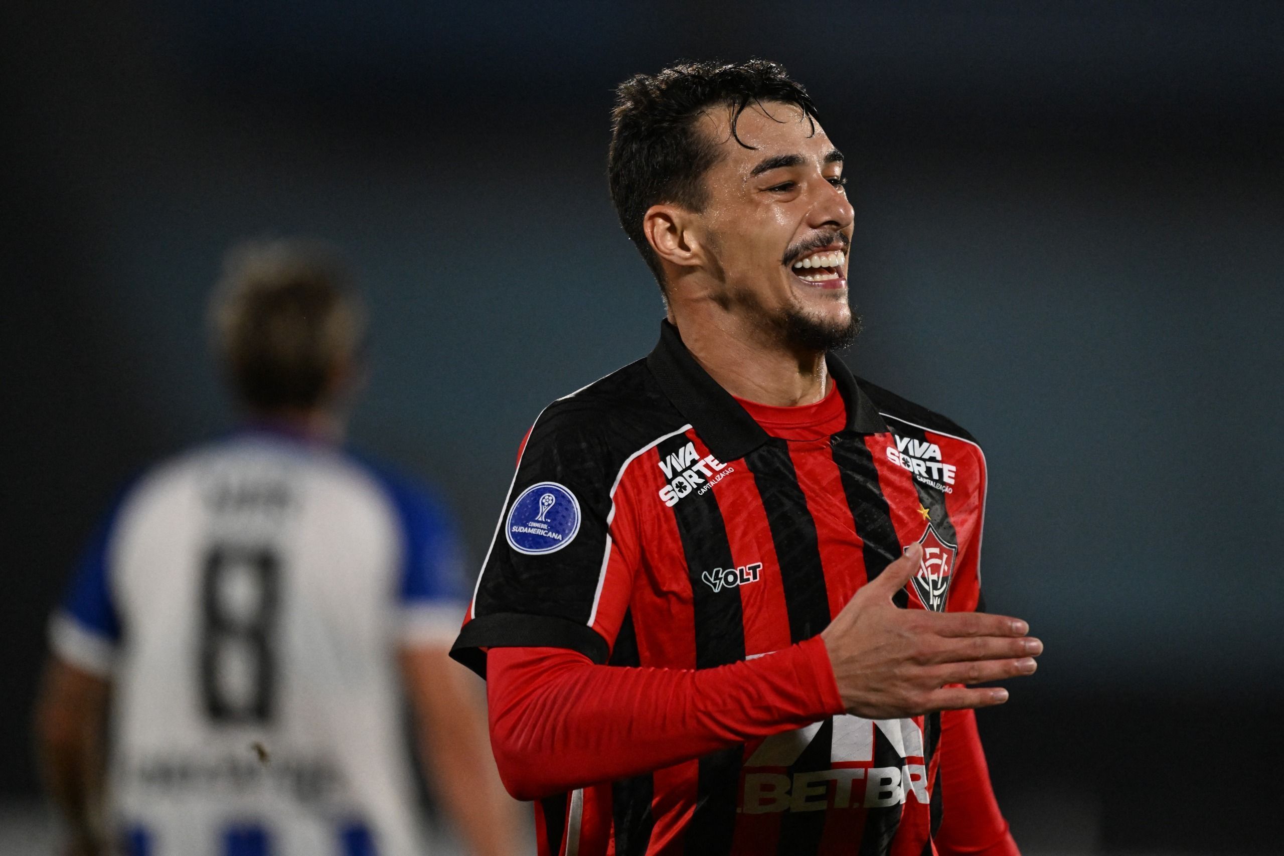 Vitória vence o Cerro Largo e segue vivo por uma vaga nos playoffs da Sul-Americana