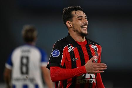 Claudinho celebra gol do Vitória sobre o Cerro Largo-URU, na Copa Sul-Americana