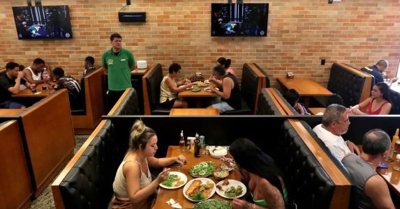 pessoas_comendo_restaurante