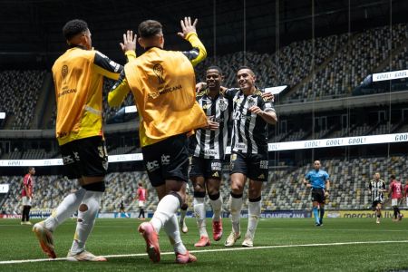 Jogadores do Atlético comemoram gol em vitória sobre o Caracas-VEN na Sul-Americana