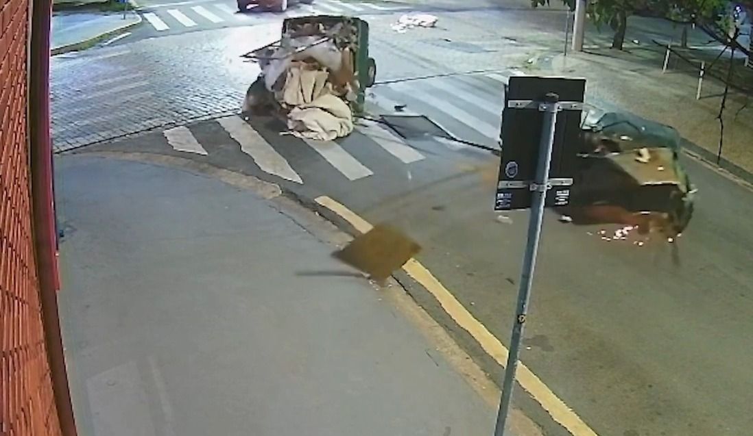 Após batida, carro parte ao meio e motorista toma atitude inesperada ao volante; veja vídeo