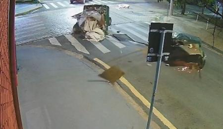 Carro parte ao meio em batida