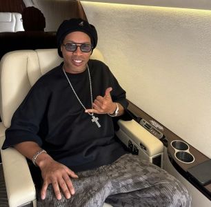 Ronaldinho Gaúcho ao lado do filho João Mendes