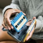 Sem playlists? Relembre como era ouvir música com Walkman e Discman