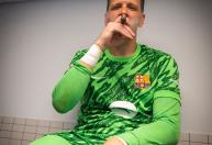 Fumante, goleiro do Barcelona agradece carinho mas faz advertência sobre o vício