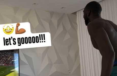 Jogador do Cruzeiro, Bolasie comemorando título do Crystal Palace