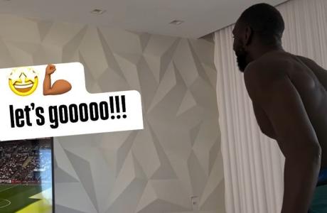 Jogador do Cruzeiro, Bolasie comemorando título do Crystal Palace