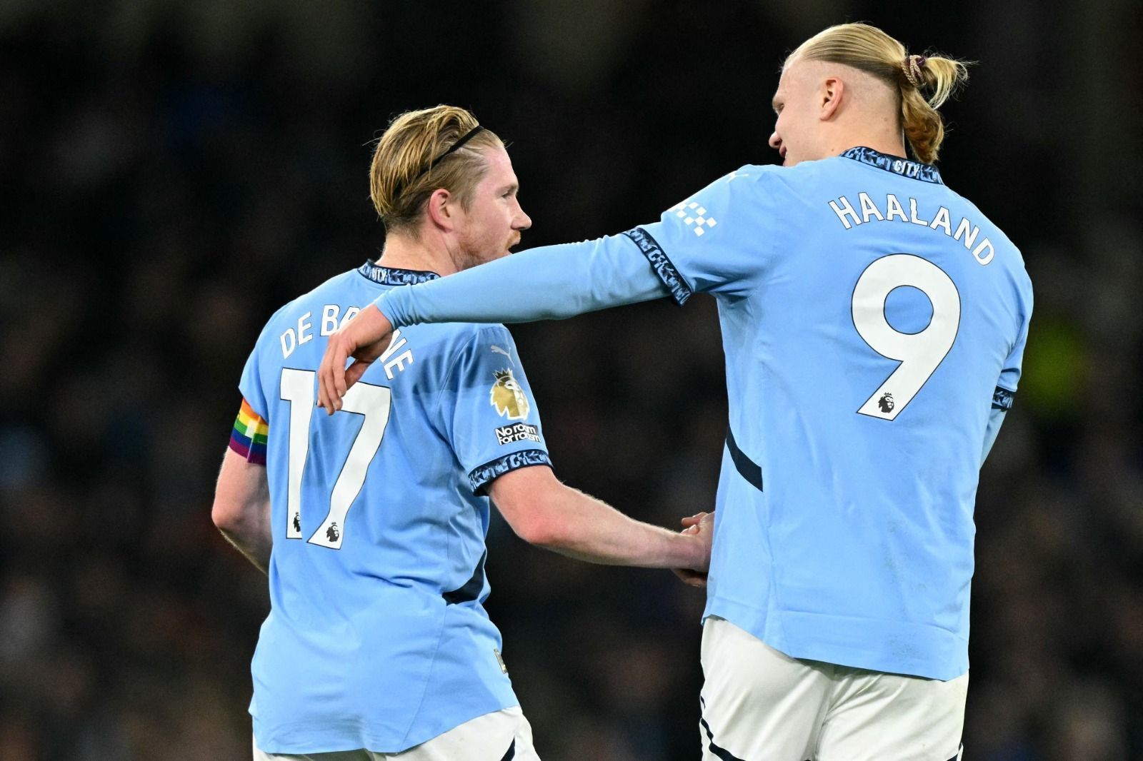 Manchester City: Haaland doa mais de R$ 30 mil para homenagem a De Bruyne