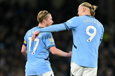 De Bruyne e Haaland se cumprimentando em jogo do Manchester City