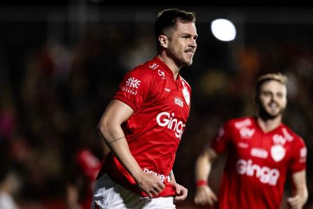 Bernardo Schappo comemorando gol pelo Vila Nova na Série B