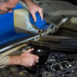 Óleo falsificado está comum: como evitar problemas no motor do carro?