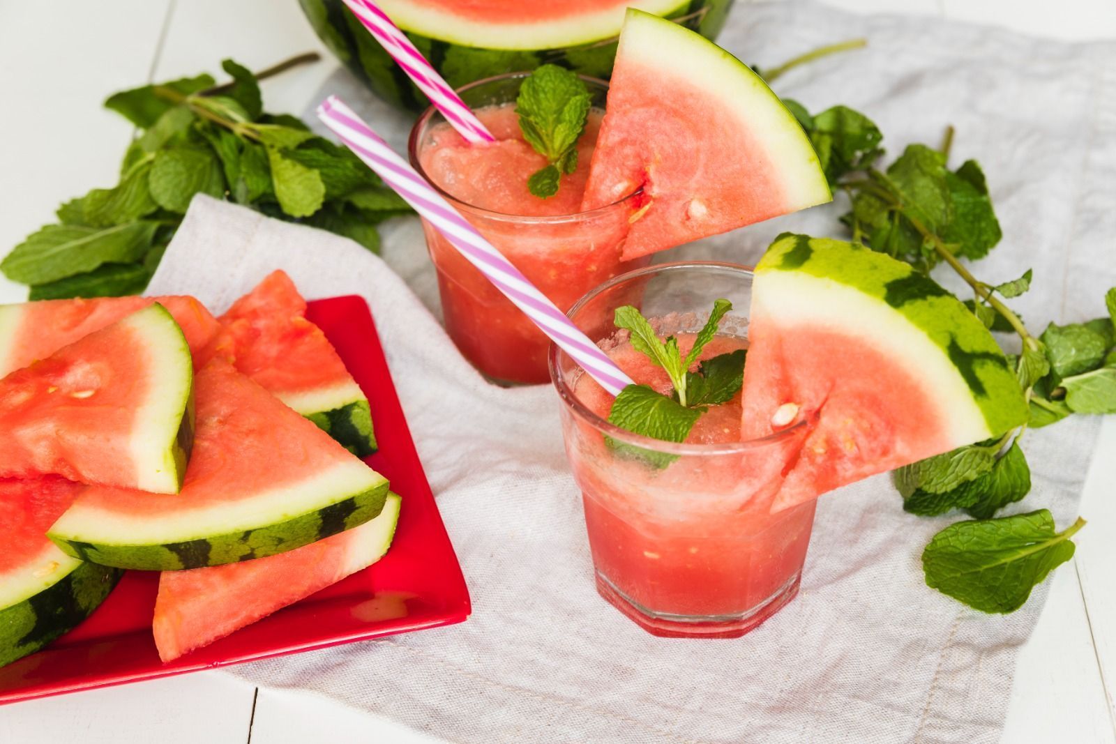 Pare de desperdiçar sobras de melancia e use-as para esta bebida refrescante