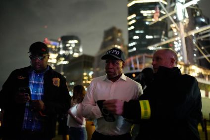 Navio mexicano bate em ponte no Brooklyn