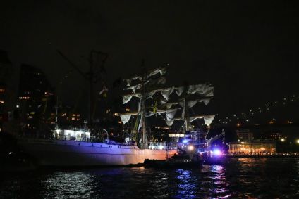 Navio mexicano bate em ponte no Brooklyn