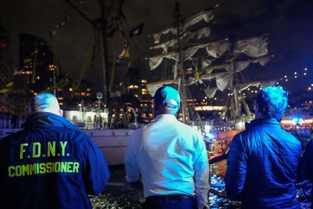 Navio mexicano bate em ponte no Brooklyn