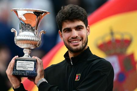 Ao erguer o troféu, Alcaraz celebrou o título inédito e fez questão de elogiar o rival