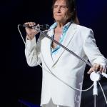 Fãs criticam cancelamento de show de Roberto Carlos, no México, horas antes do início previsto
