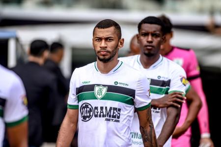 Fabinho durante jogo do América na Série B do Campeonato Brasileiro