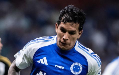 Lucas Romero, meio-campista do Cruzeiro, durante clássico com o Atlético