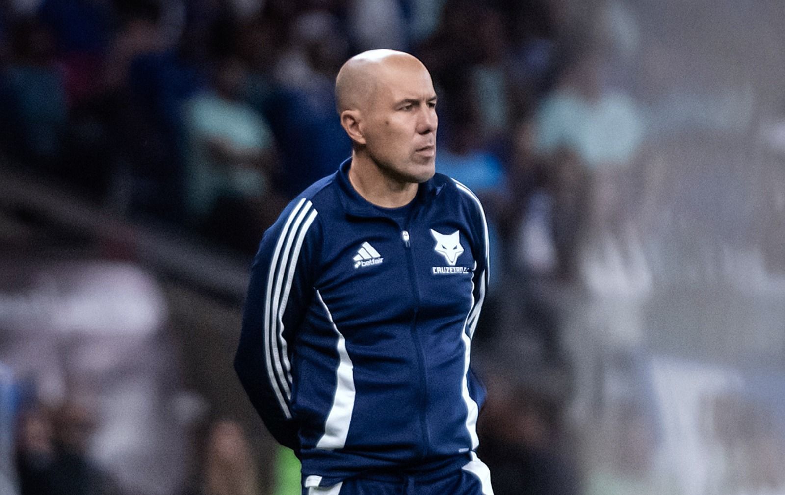 Expulsão e pênalti? Jardim fica na bronca com arbitragem e vê Cruzeiro prejudicado
