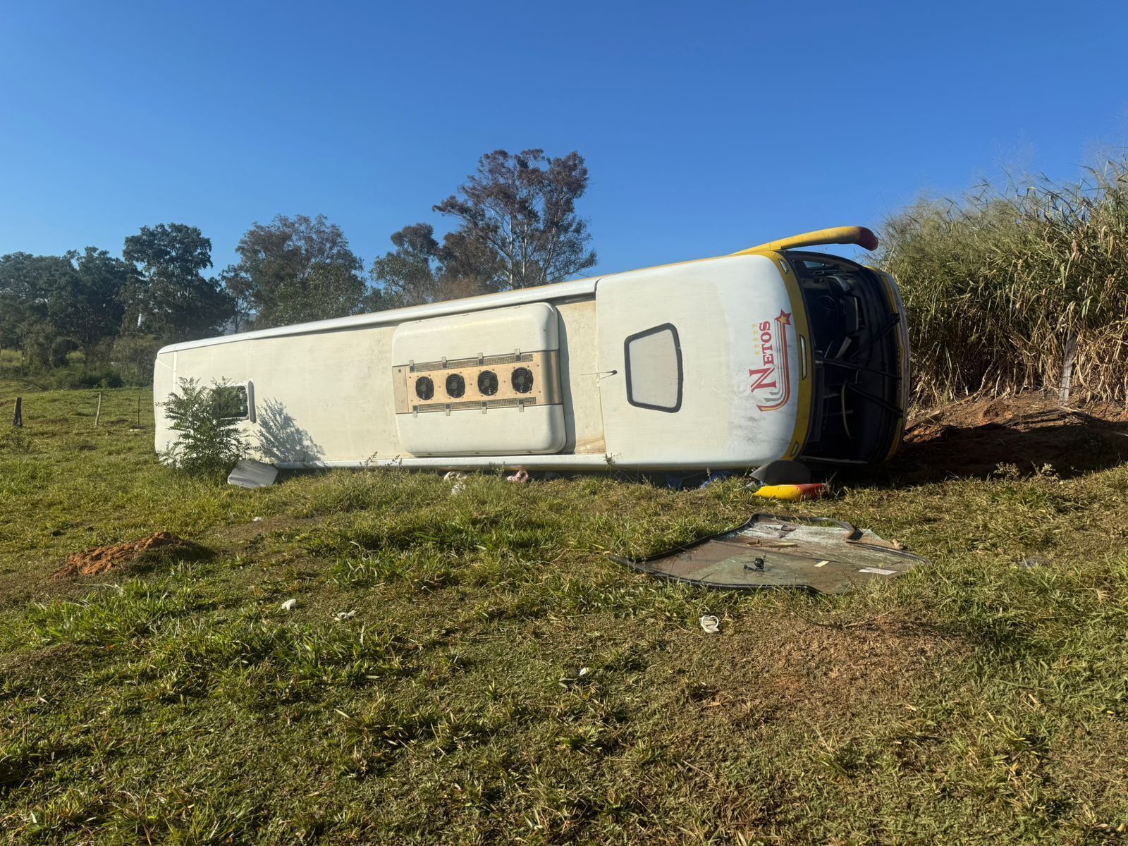 Vídeo e fotos mostram ônibus que caiu em barranco destruído no Sul de MG