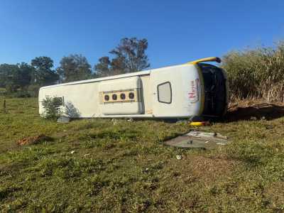 Ônibus saiu da pista e caiu em barranco