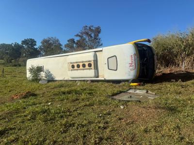 Ônibus saiu da pista e caiu em barranco