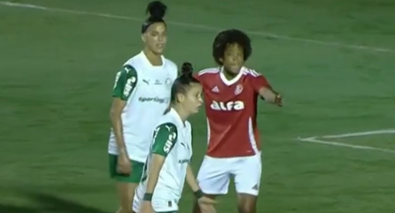 Internacional e Palmeiras empatam em jogo eletrizante do Brasileirão Feminino