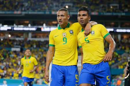 Richarlison e Casemiro com a Seleção Brasileira em 2019