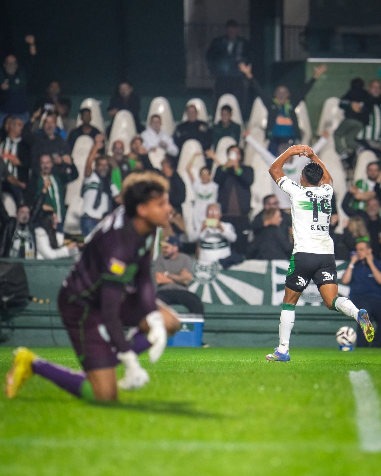 América perde para Coritiba, segue sem vencer fora de casa e ‘estaciona’ na Série B