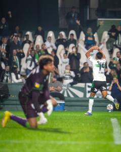 Sebastián Gómez, do Coritiba, comemorando gol contra o América