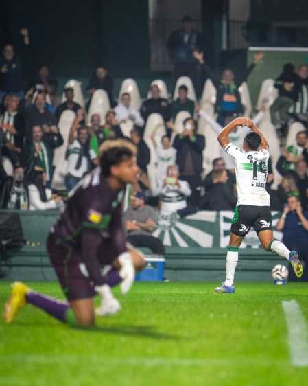 Sebastián Gómez, do Coritiba, comemorando gol contra o América