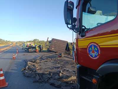 Tombamento de caminhão em Bocaiúva