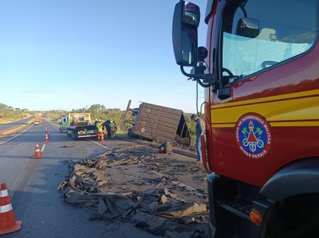 Tombamento de caminhão em Bocaiúva